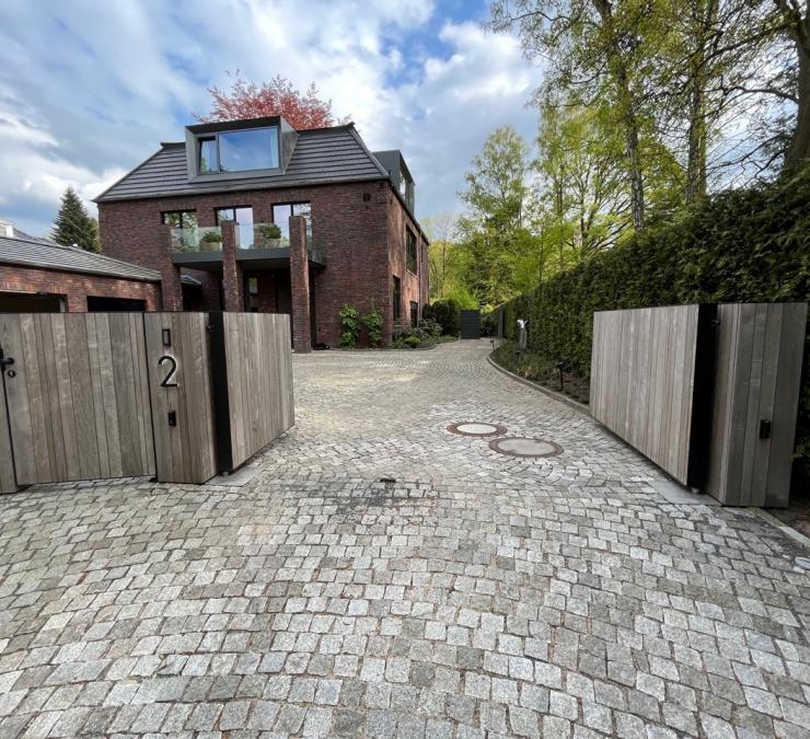 Houten draaipoort met tuinpoortje in HOTwood essen SV+QC