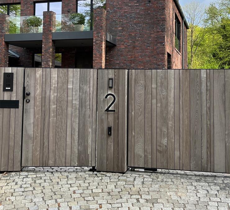 Houten tuinpoortje naast draaipoort HOTwood essen Plus line QC