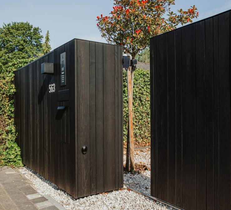 Houten schuifpoort in HOTwood essen met zwarte afwerking