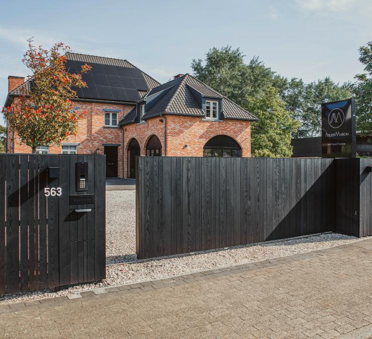 Houten schuifpoort in HOTwood essen met zwarte afwerking