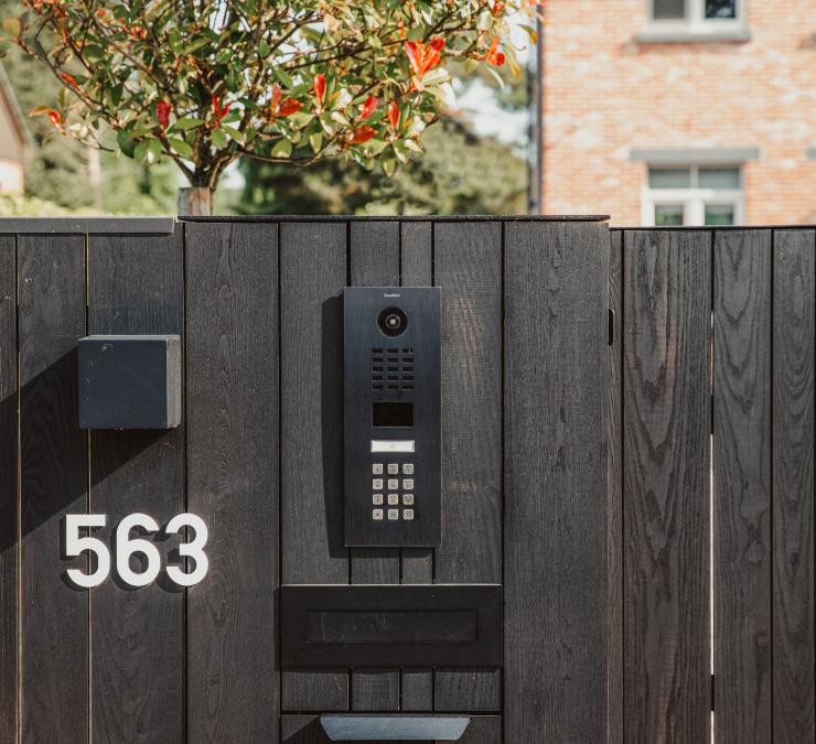 Accessoires zwarte houten schuifpoort in HOTwood essen
