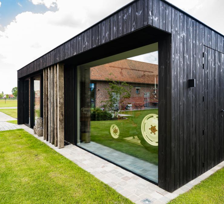 Houten bijgebouw in HOTwood naaldhout Plus line met zwarte afwerking