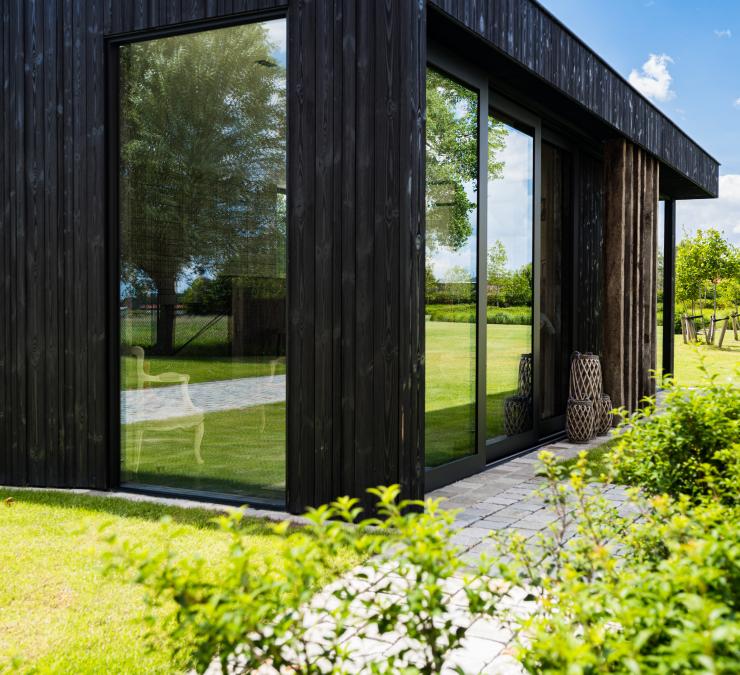 Houten bijgebouw in HOTwood naaldhout Plus line met zwarte afwerking