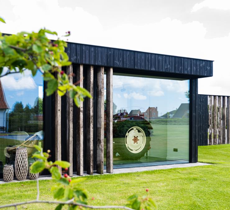 Houten bijgebouw in HOTwood naaldhout Plus line met zwarte afwerking