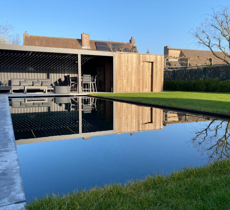Houten tuinberging met terrasoverkapping
