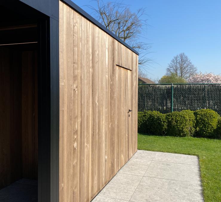 Houten tuinberging met terrasoverkapping