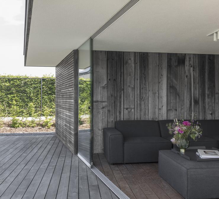 Moderne poolhouse met interieur in barnwood