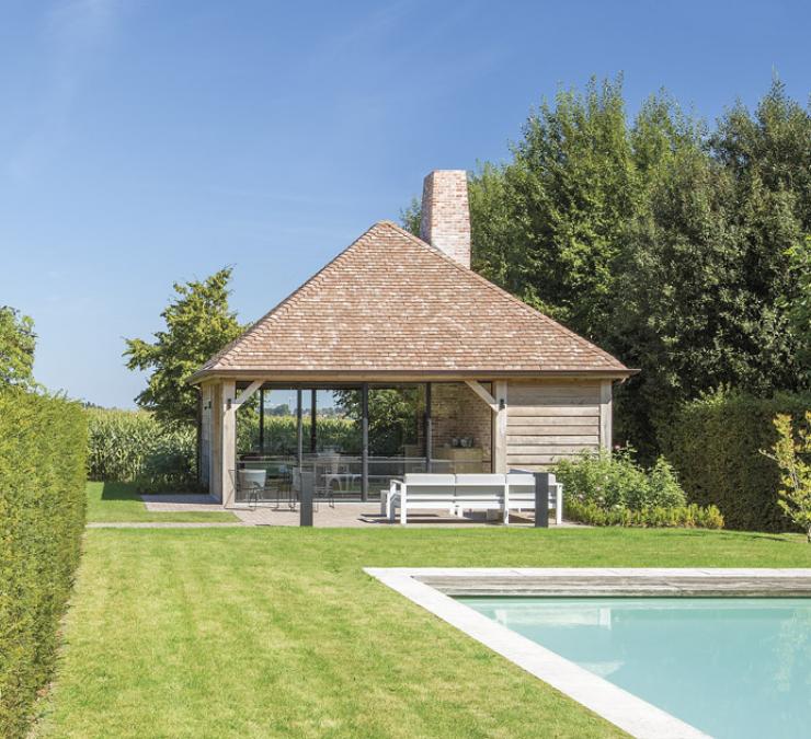 Eiken poolhouse met Bourgondische tegelpannen