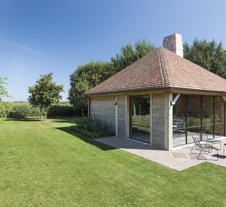 Eiken poolhouse in Zweeds rabat met Bourgondische tegelpannen