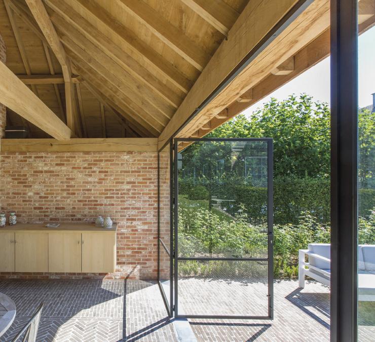 Eiken dakbeschot zichtbaar in houten poolhouse