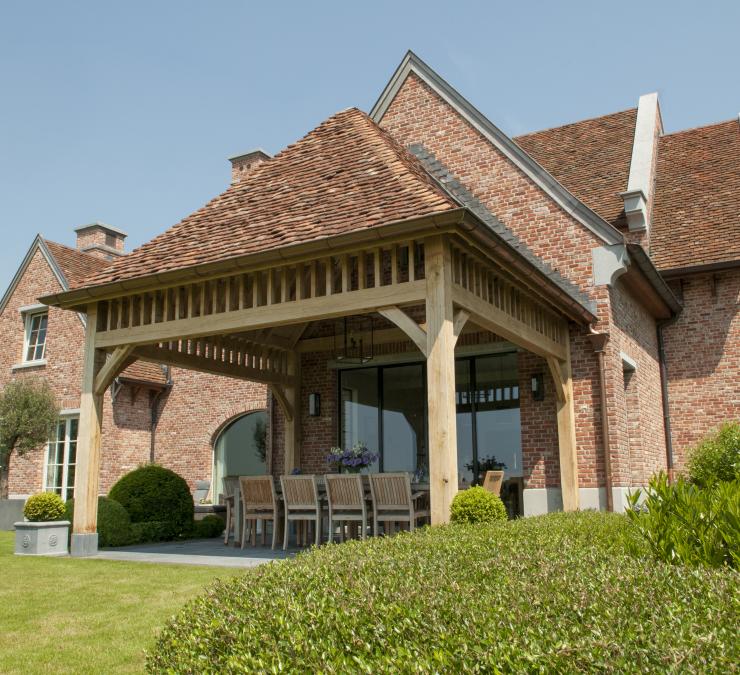 Klassieke eiken terrasoverkapping aanbouw aan huis in landelijke stijl