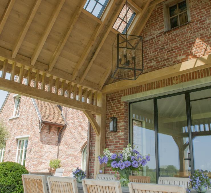 Karaktervolle terrasoverkapping met binnen afwerking in eiken dakbeschot