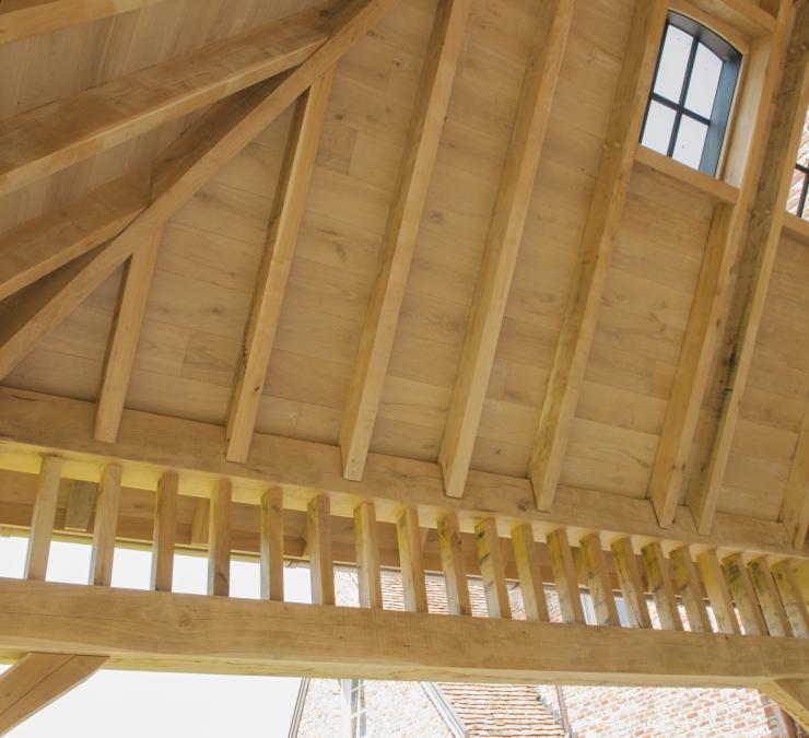 Detail afwerking binnen plafond van terras in eiken houten profielen