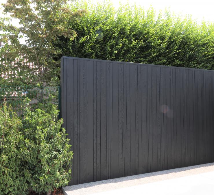 Houten afsluiting HOTwood essen Plus line met zwarte afwerking
