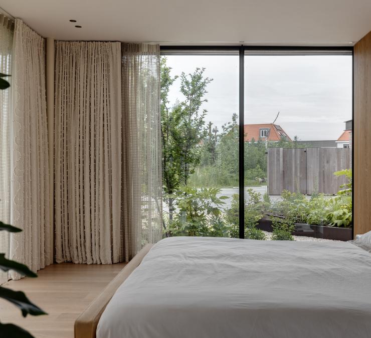 Zicht op prachtige houten poort als afsluiting tuin