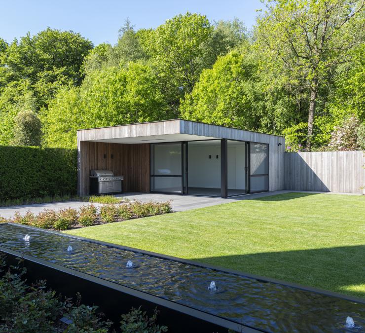 Moderne tuinkamer met terrasoverkapping en aansluitende omheining