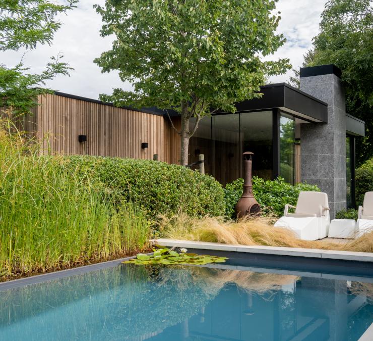 Moderne poolhouse uitgevoerd in HOTwood essen Rhombus profiel