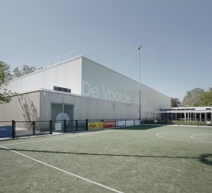Thermisch naaldhout gevelbekleding sporthal