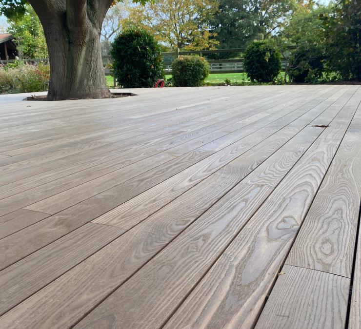 HOTwood essen terras mooi uitgewerkt rond eikenboom