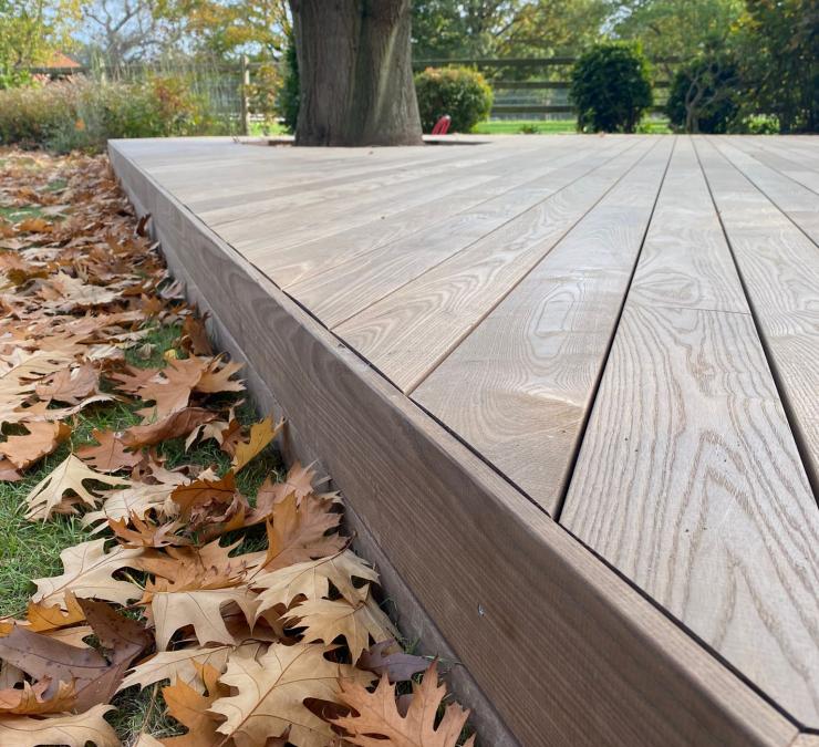 Verhoogd HOTwood essen terras met randafwerking