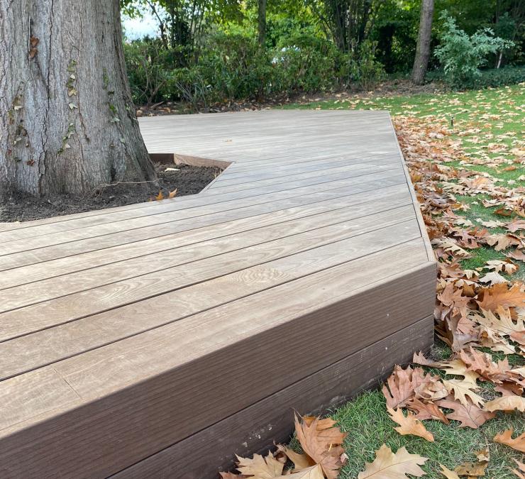 Verhoogd houten terras in HOTwood essen met mooie randafwerking