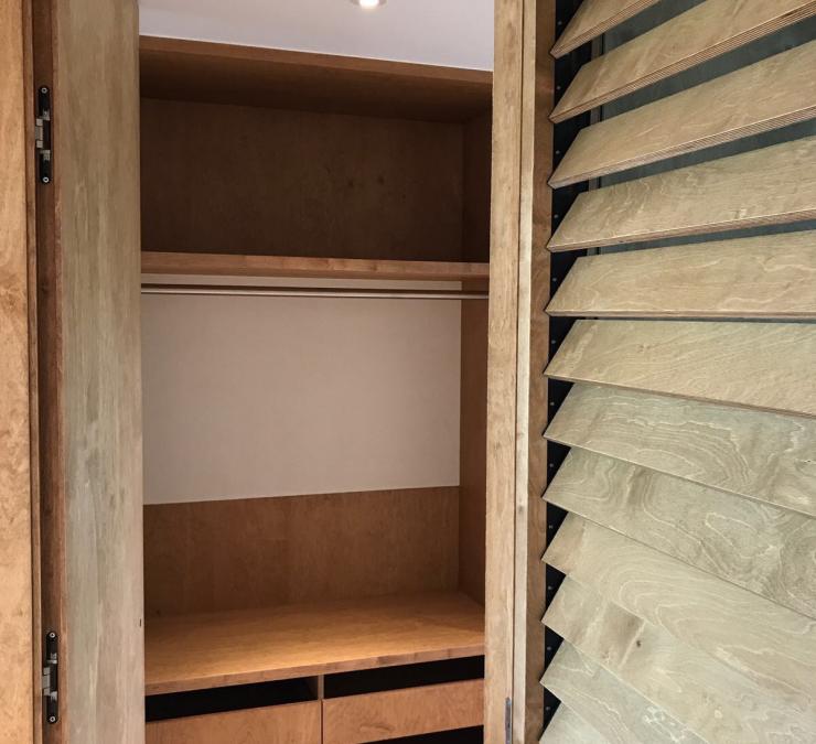 Houten roomdivider met horizontale lamellen in knus appartement