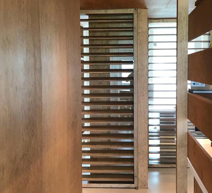 Roomdivider met horizontale lamellen om privacy en lichtinval te regelen in appartement