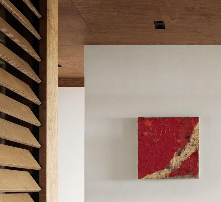 Houten roomdivider met horizontale lamellen in woonkamer