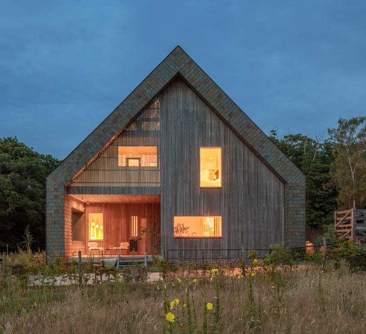 Houten gevelbekleding Open line oogt mooi met verlichting