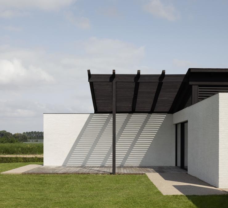 Strakke moderne villa met zwart buitenschrijnwerk