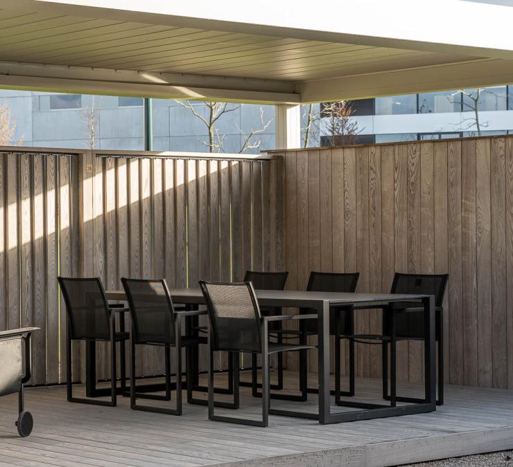 Combinatie van shutterwand en vaste wand in hout op terras