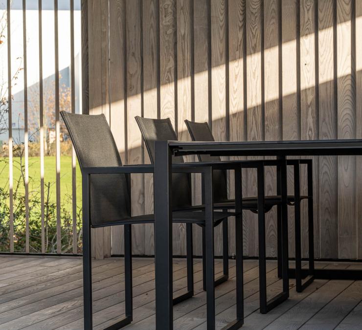 Houten shutter deels open deels gesloten