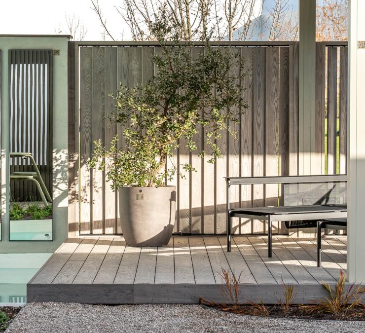 Houten shutters bieden privacy en bescherming op loungeplek naast zwembad 