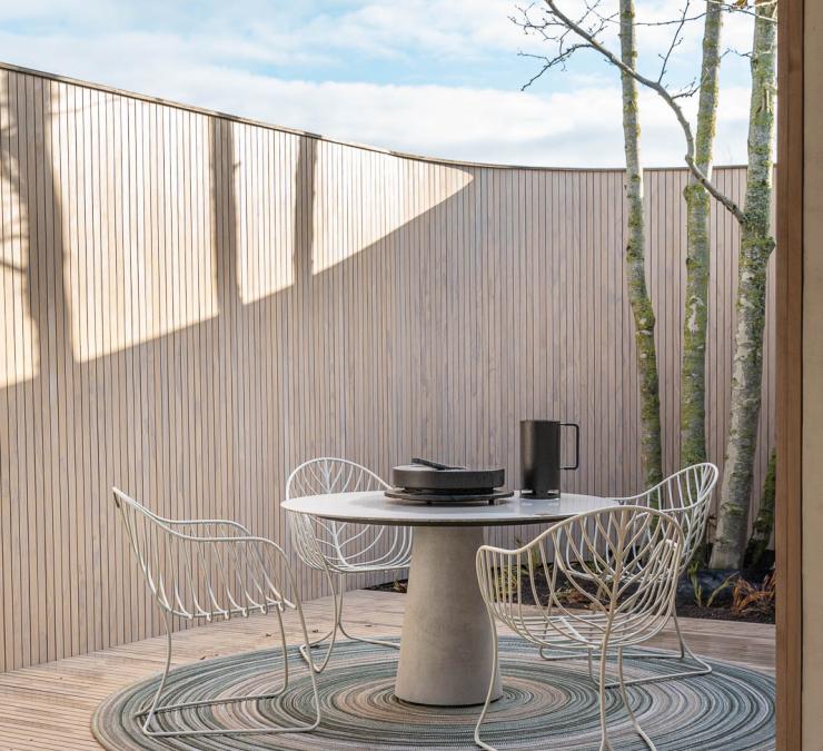Gebogen wand terras in geolied HOTwood Clear Pine Fine line kleur Dune