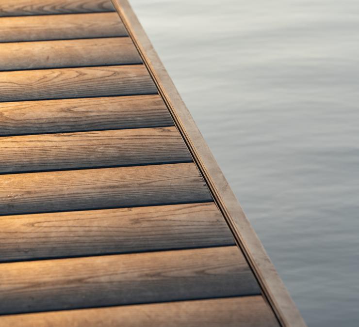 Houten terras aan de waterkant