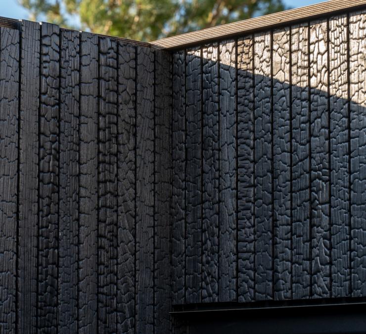 Buitengevel wellnessruimte afgewerkt met gebrand hout
