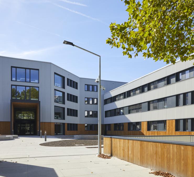 Renovatie kantoorgebouw met naaldhout gevelbekleding
