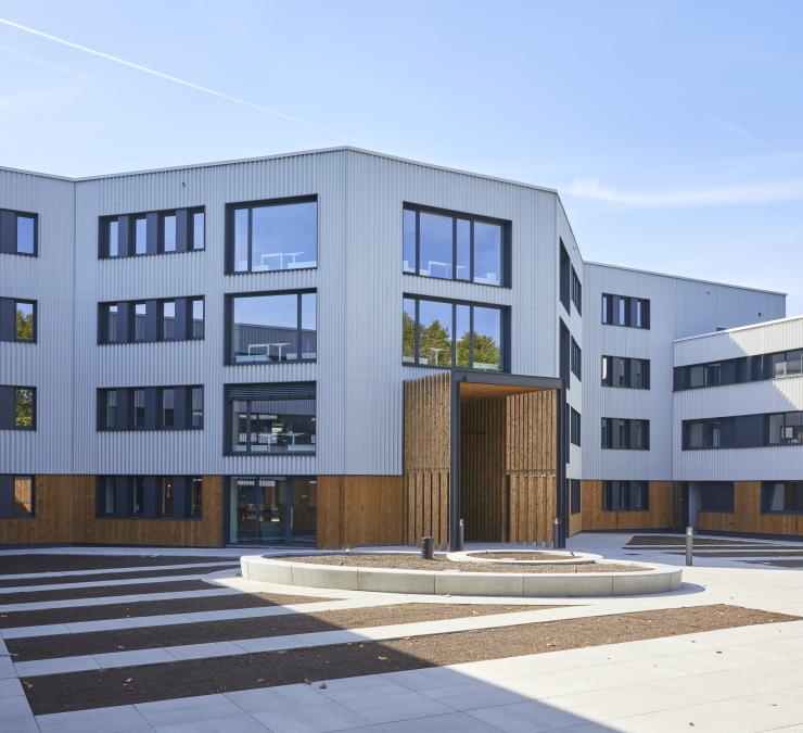 Thermisch naaldhout gevelbekleding geeft witte gevel warme uitstraling