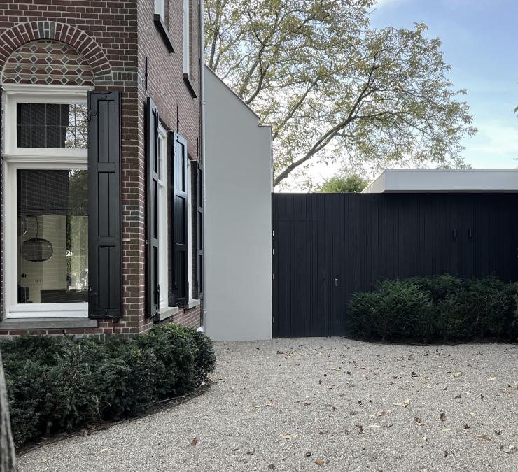 Houten afsluiting met mooi ingewerkte deur in zwart geolied thermisch essen