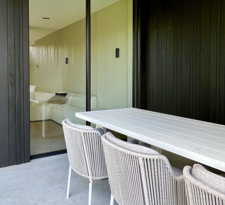 Houten gevelbekleding woning in zwart hout