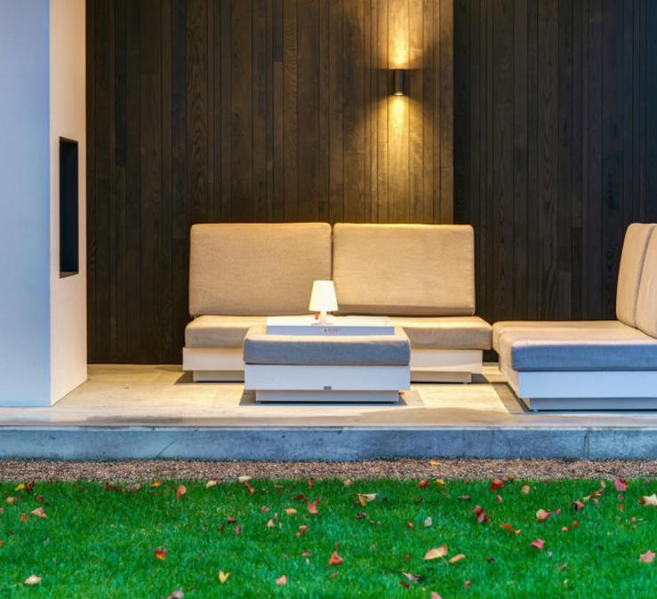 Achterwand terrasoverkapping bekleed met HOTwood essen Plus line zwart geolied