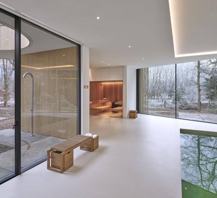 Zicht op buitendouche met achterwand in Accoya Fine line