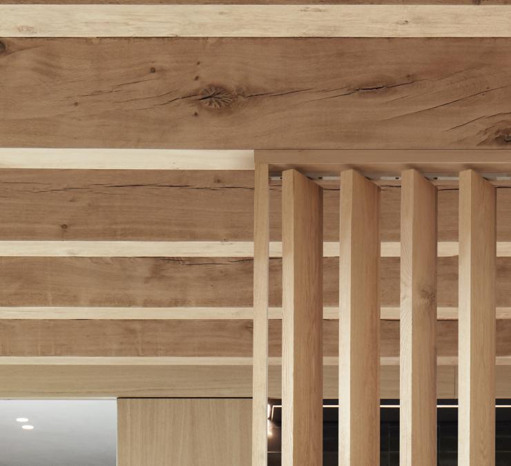 Roomdivider met verticale houten lamellen als scheidingswand