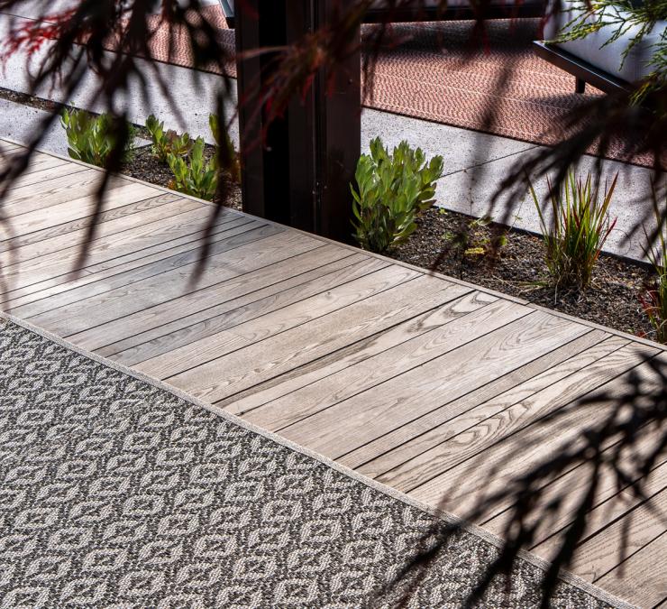 HOTwood essen terras Plus line QC bedekt met tapijt