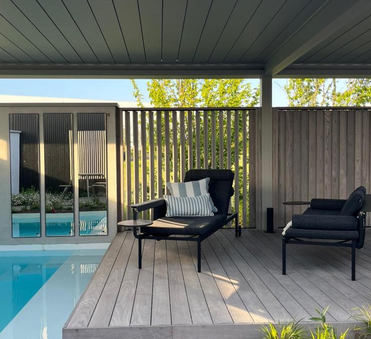 Houten shutters zorgen voor privacy aan zwembad