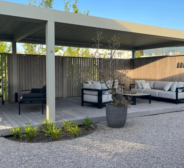 Shutters met beweegbare houten lamellen als zijwand terrasoverkapping