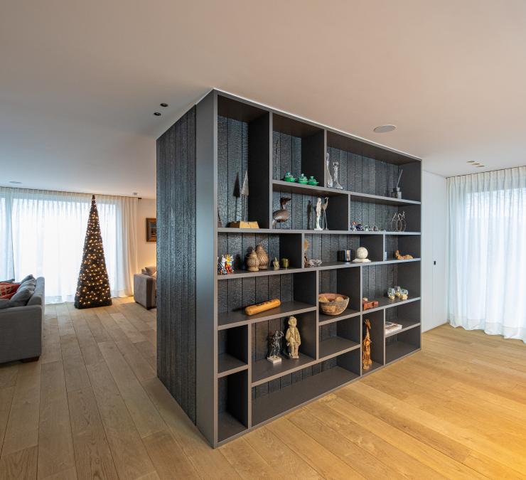 Design kast in zwart gebrand hout