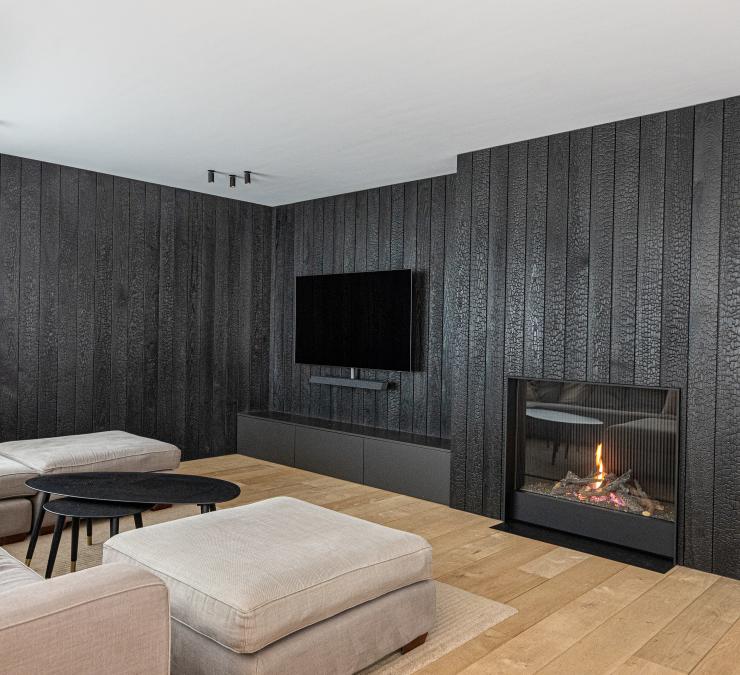 Interieurwand in zwart gebrand hout