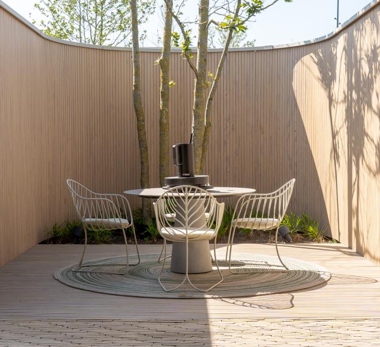 Knusse stadstuin met gebogen wand in thermisch Clear Pine