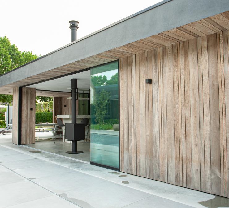 Houten gevelbekleding in thermisch essen Plus line met onzichtbare bevestiging